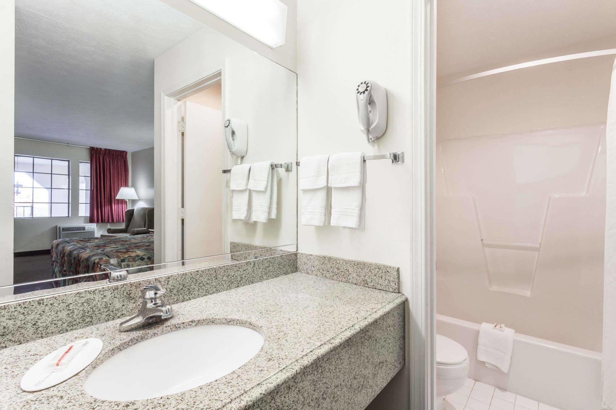 Red Roof Inn Cadiz Ngoại thất bức ảnh